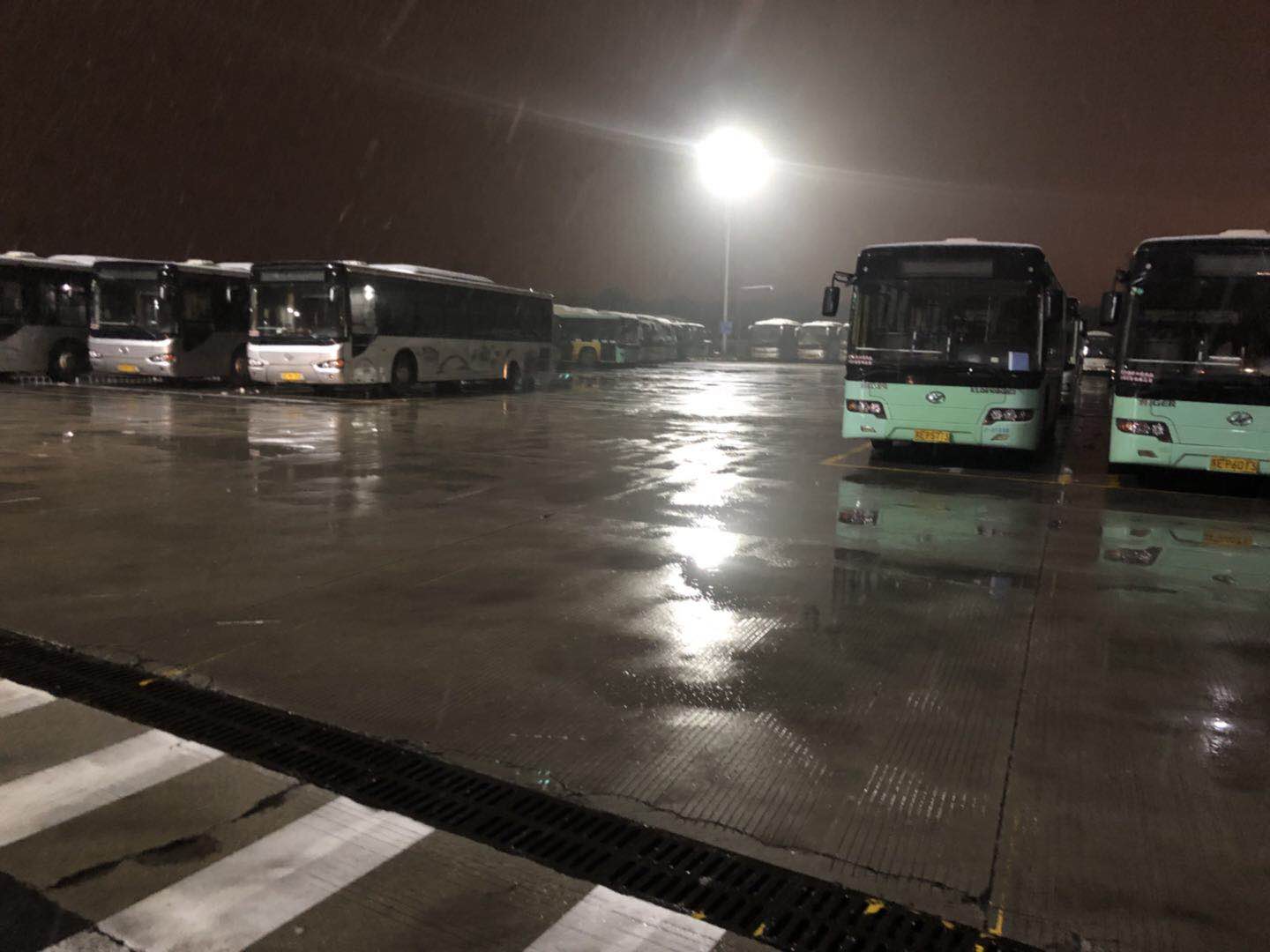 嶗山路(lù)停車場無冰雪1.jpg